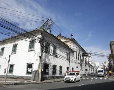 Mulheres chegam a esbarrar em uma venda de frutas durante a briga