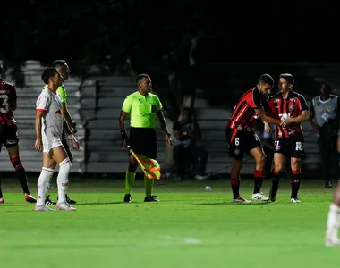 Osvaldo explica confusão com Maykon Jesus após vitória do Vitória no Barradão