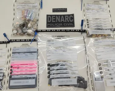 Droga, arma e munições foram apreendidas