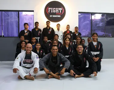 32 jovens, entre homens e mulheres, participam de treinos