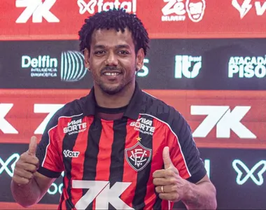 Romarinho foi oficialmente apresentado pelo Vitória neste sábado (19)