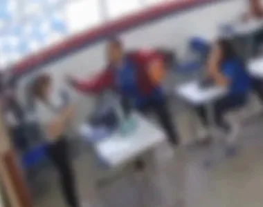 Momento em que aluno agrediu a professora