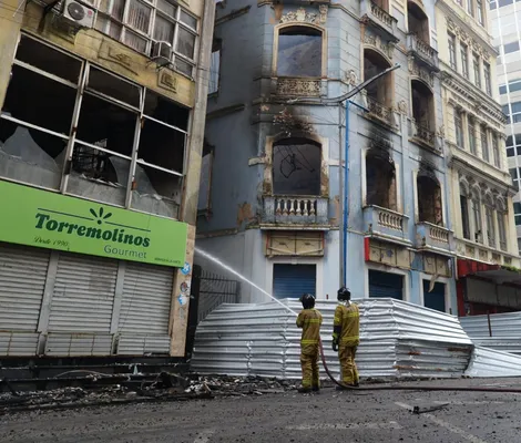Imagem ilustrativa da imagem Após quase 40 horas, bombeiros põem fim em incêndio no Comércio