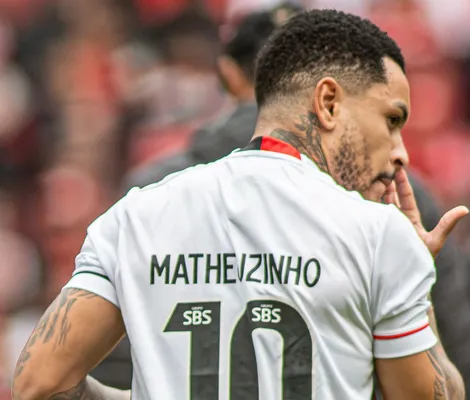 Imagem ilustrativa da imagem Enrolado na Série A, Vitória pode perder camisa 10; entenda tudo
