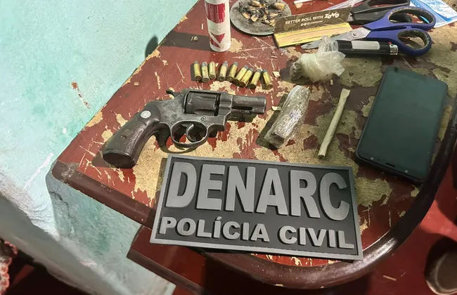 Imagem ilustrativa da imagem Coroa do tráfico 'vai em cana' após ser encontrado com droga e arma