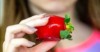 Imagem ilustrativa da imagem Confira 5 dicas para que o morango do amor não seja vilão dos dentes