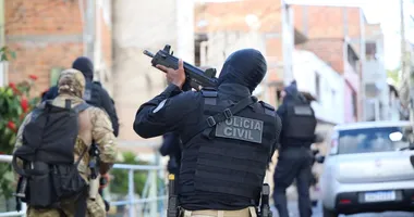 Imagem ilustrativa da imagem Polícia 'derruba' um e prende outros 13 em grande operação