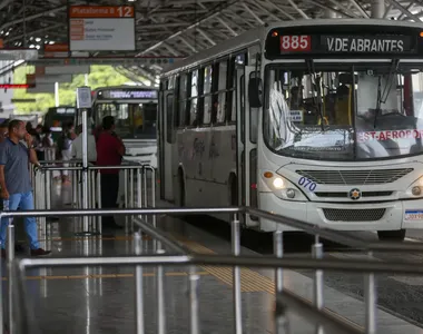 Ônibus intermunicipais na Estação de Lauro de Freitas
