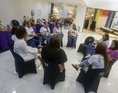 Mulheres reunidas em ação do Agosto Lilás