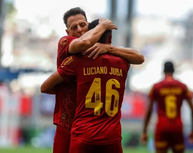 Lateral voou em campo e marcou um golaço