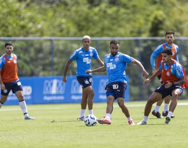 Caio Alexandre arrisca passe durante treino
