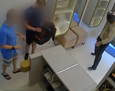 Assalto foi registrado por câmera de segurança da loja
