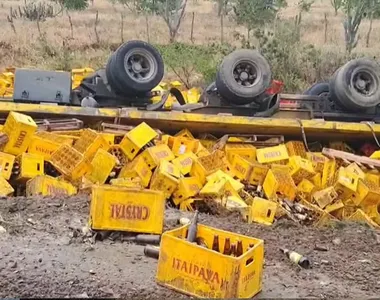 Carreta virou na BR-324