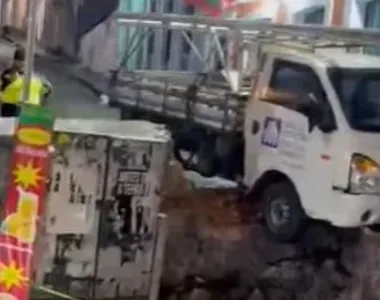 "Muro da fofoca" é destruído por caminhão