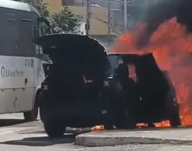 Carro pegou fogo na Avenida Edgard Santos