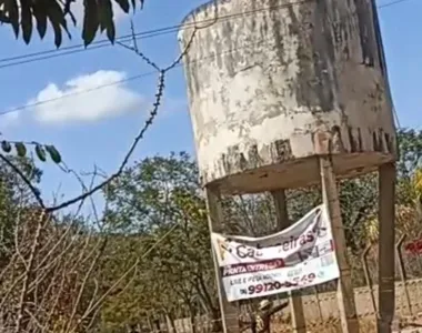 Estrutura havia sido atingida por um carro