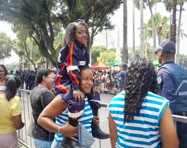 A pequena Sandriny Andrade, acompanhada das suas mães