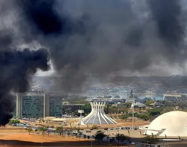Incêndio perto da Praça dos Três Poderes, em Brasília