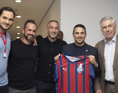 Cadu Santoro (no centro), recepcionando parte do departamento de futebol da Seleção Brasileira na Arena Fonte Nova