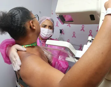 Paciente durante exame de mamografia
