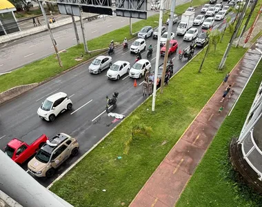 Corpo ao solo e trânsito congestionado, na Avenida Paralela