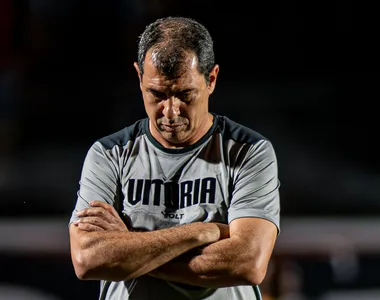 Vitória sofre gol nos acréscimos, empata e Carille vê evolução