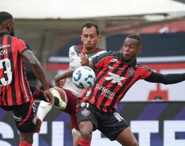 Dudu, do Vitória, em disputa de bola com Lima, do Fluminense