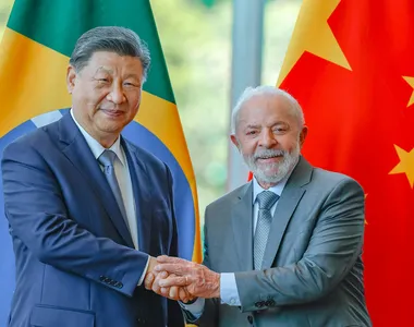 Presidente da China, Xi Jinping, à esquerda; Presidente Lula (PT), à direita