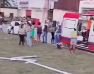 Homem auxiliava na instalação de um poste