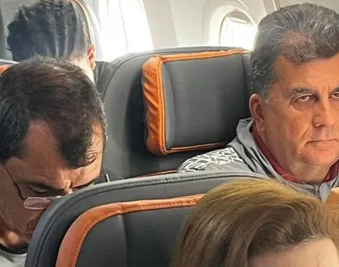Fábio Mota e Carille voltaram em cadeiras próximas no voo para Salvador