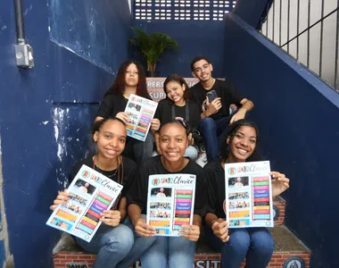 Estudantes com o jornal Fala Clarice