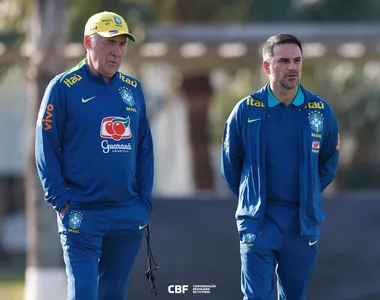 Carlo Ancelotti e Rodrigo Caetano conversam durante treino da Seleção