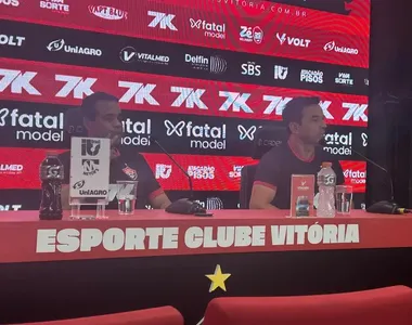 Cléber Santos (à direita), auxiliar técnico de Rodrigo Chagas