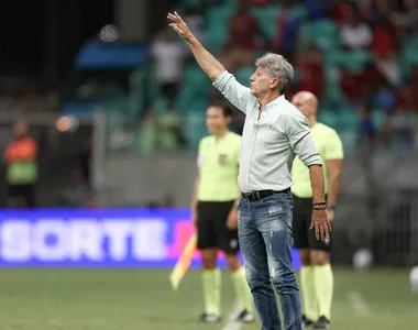 Renato Gaúcho à beira do campo da Arena Fonte Nova