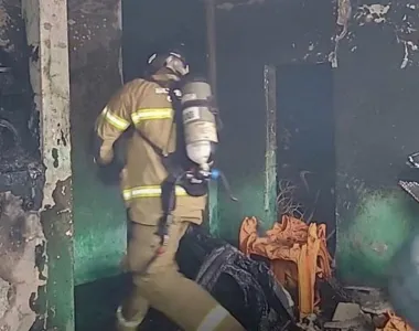 Bombeiros foram acionados para conter o incêndio