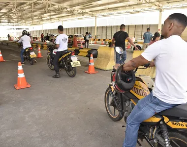 Alunos durante prova prática no Detran