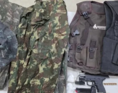 Até uniformes do Exército foram apreendidos durante a ação