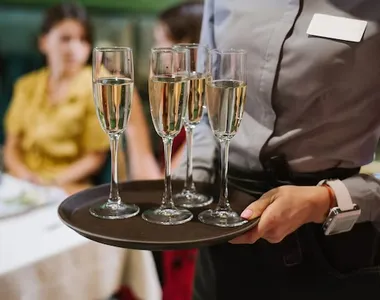 Garçons são fundamentais nos bares e restaurantes