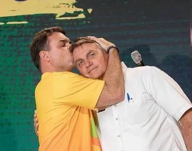 No Dia dos Pais, Flávio Bolsonaro chama pai de preso político e ataca Moraes