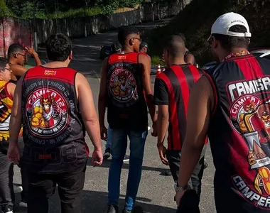 Camisa 12 foi ao Barradão e cobrou diretoria do Vitória