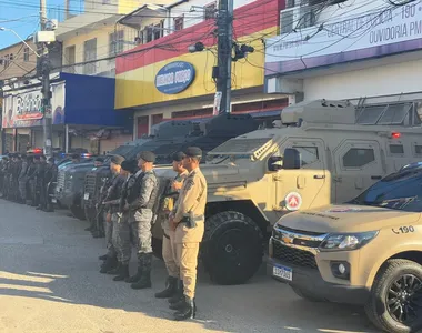 Policiais cumprindo diligências no Bairro da Paz