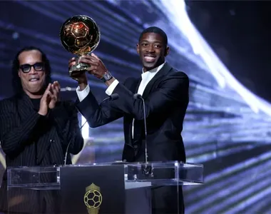 'Bruxo' brilhou entregando premiação ao francês