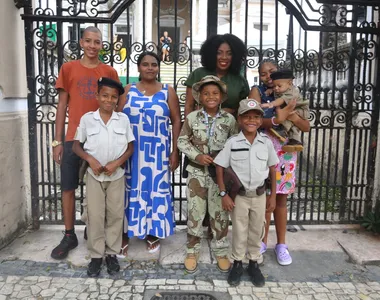 Jeane Lima ao lado de familiares e filhos