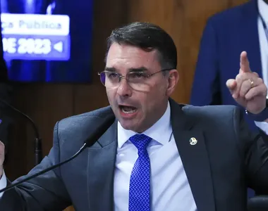 Flávio Bolsonaro comentou sobre prisão do seu pai