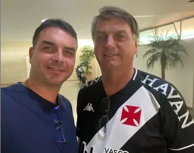 Jair Bolsonaro ao lado do seu filho Flávio (PL-SP)