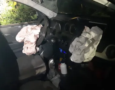 Após sair da pista e cair em uma ribanceira, o motorista conseguiu acionar o Corpo de Bombeiros