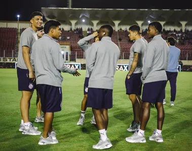 Atletas reunidos antes da partida contra o Confiança