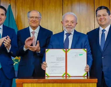 Presidente Lula assinou MP ao lado líderes políticos do Brasil