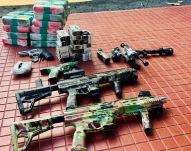 Armamento e drogas foram encontrados no ônibus
