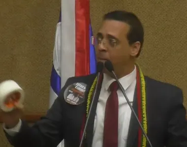 Hilton levou uma fita para o plenário